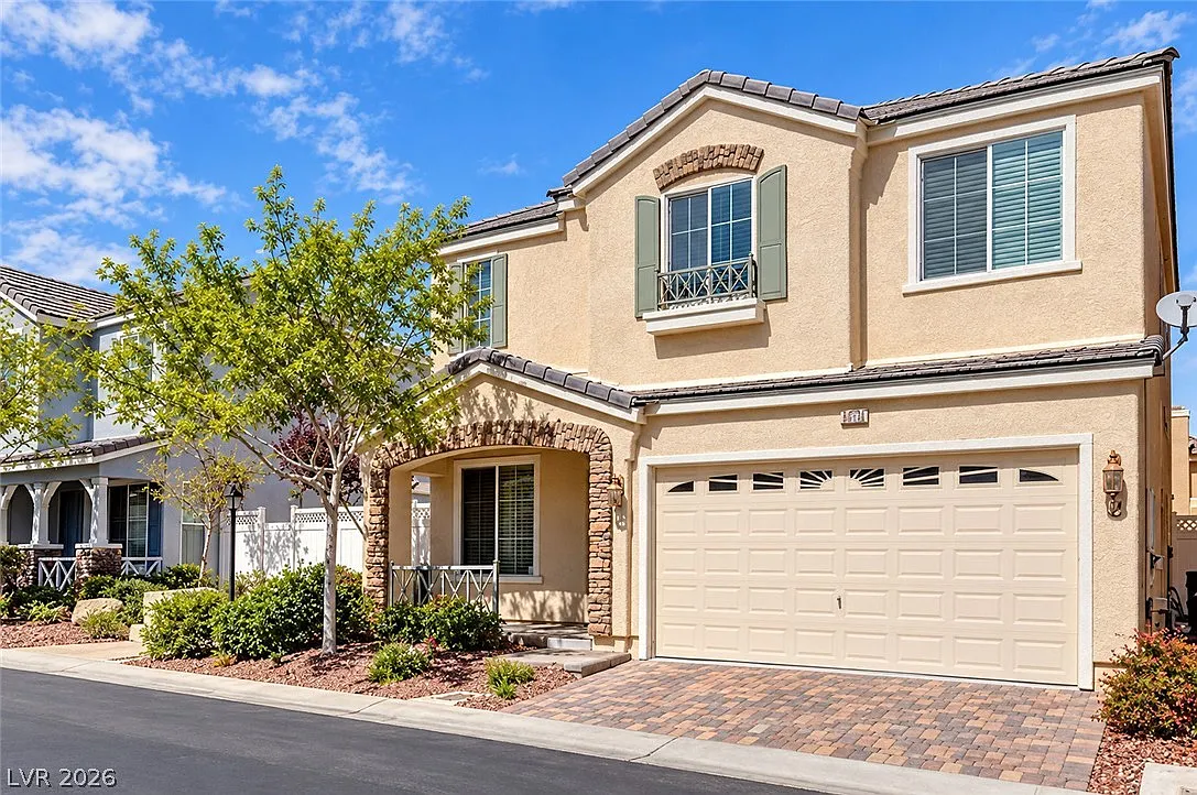 3 bed, 2.5 bath, 1897 sqft, $2,300 — Photo 1