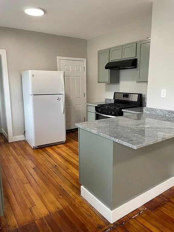 3 bed, 950 sqft, $3,200 — Photo 1