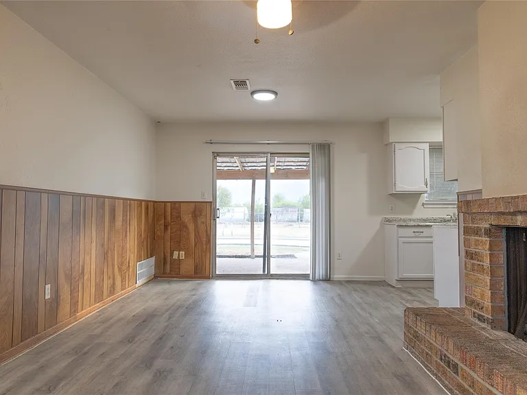 1430 N State Highway 46 — Photo 5