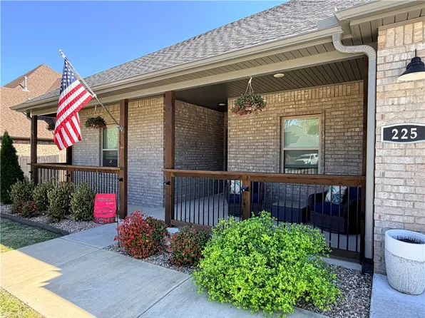 225 Ryder St, Gentry, AR 72734