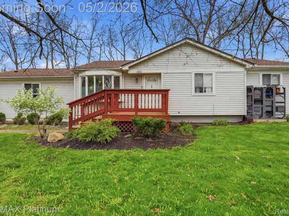 1353 Delta Rd, Walled Lake, MI 48390