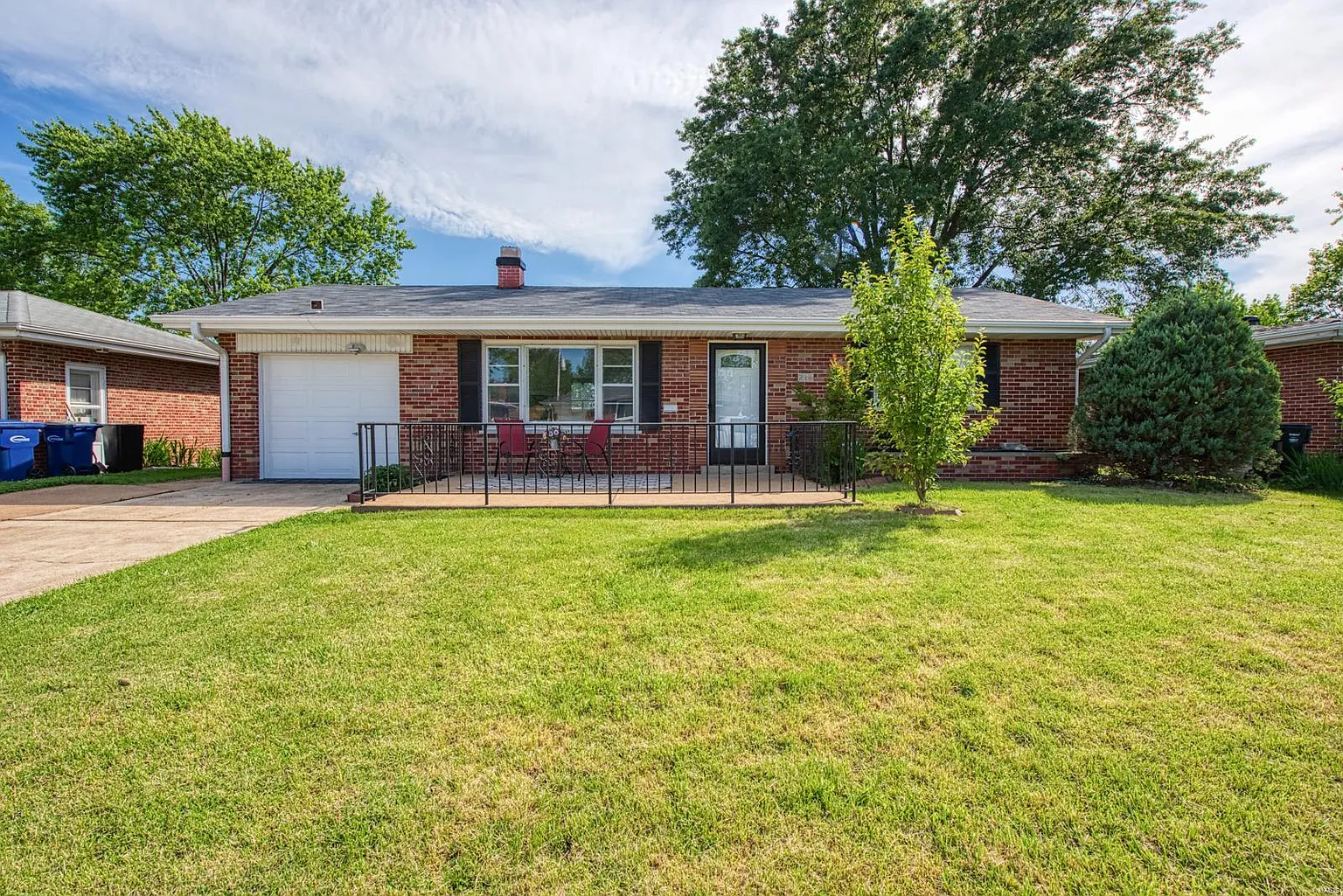 216 Walworth Dr photo 1