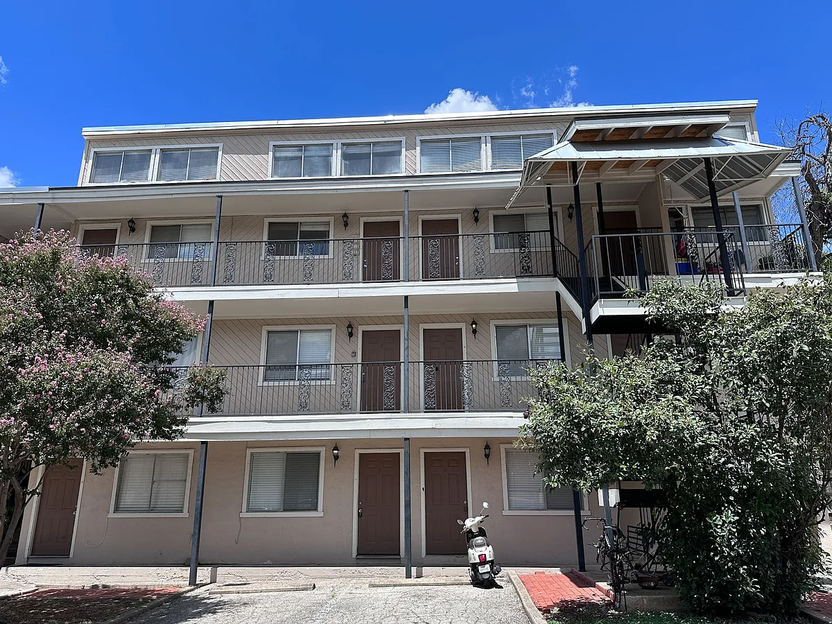 Building Photo - 1010 W 23rd St #13