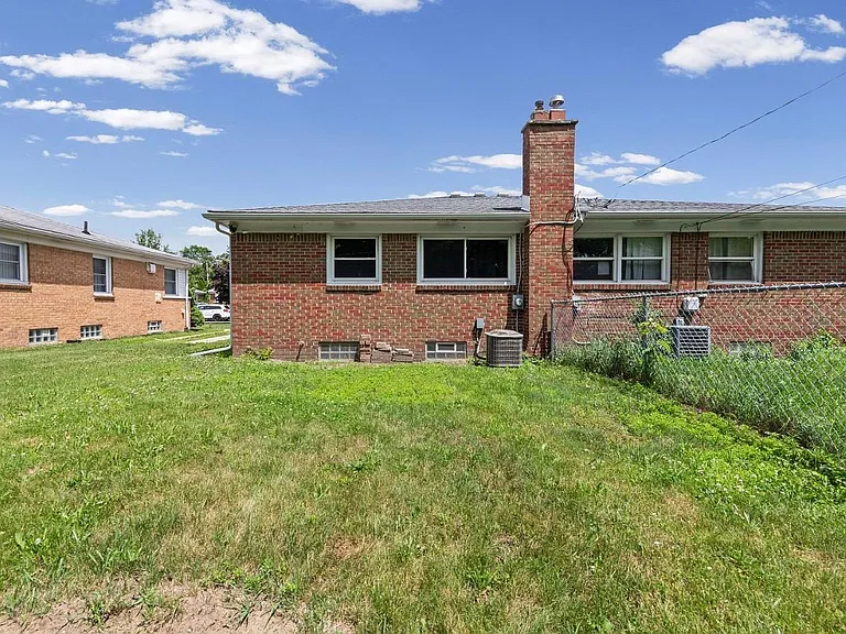2464 Stieber St — Photo 3
