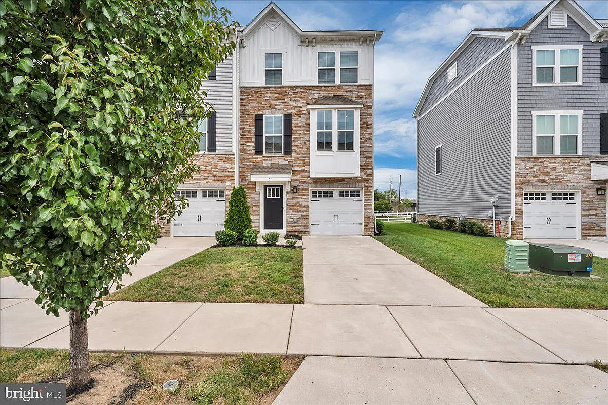 4 bed, 3.0 bath, 2285 sqft, $3,600 — Photo 1