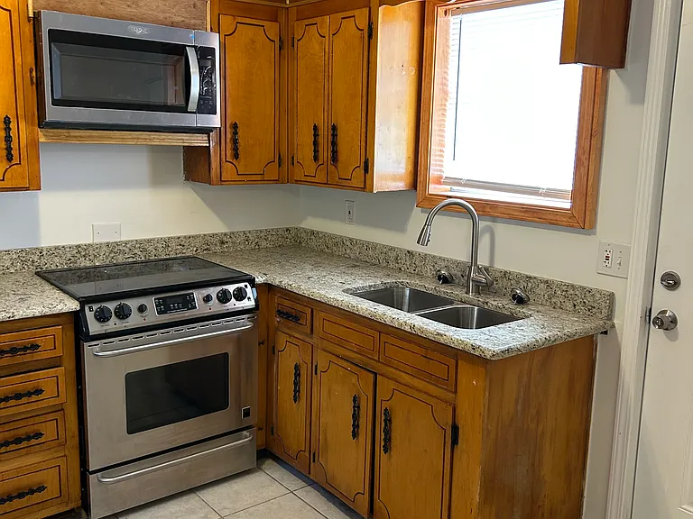 209 Carver St — Photo 8