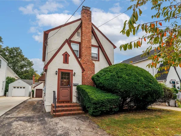 25 Hickory Street, Floral Park, NY 11001