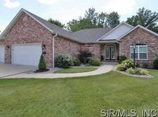 18 Seasons Ridge Ct, Maryville, IL 62062