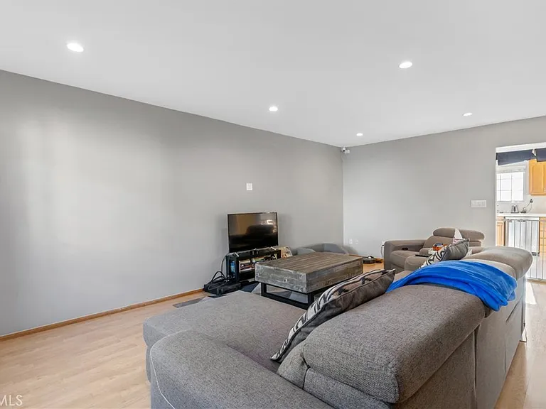 19124 Hamlin St #5 — Photo 3