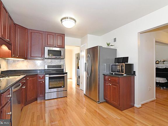 3rd image of 8909 Lake Braddock Dr