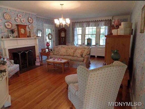 3rd image of 714 Parkway E