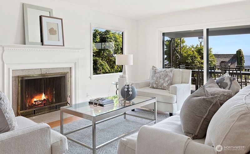 5th image of 2527 Westmont Way W