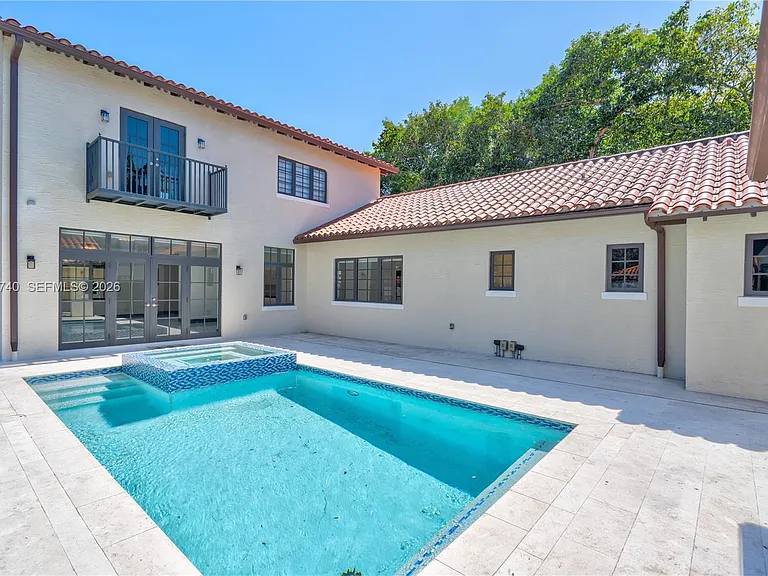 519 Alhambra Cir — Photo 19