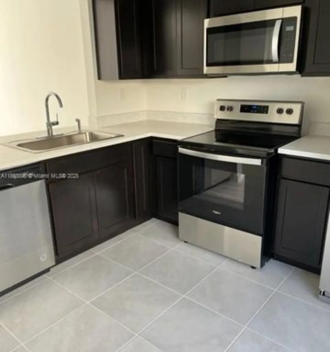 2 bed, 2.5 bath, 1208 sqft, $2,400 — Photo 2