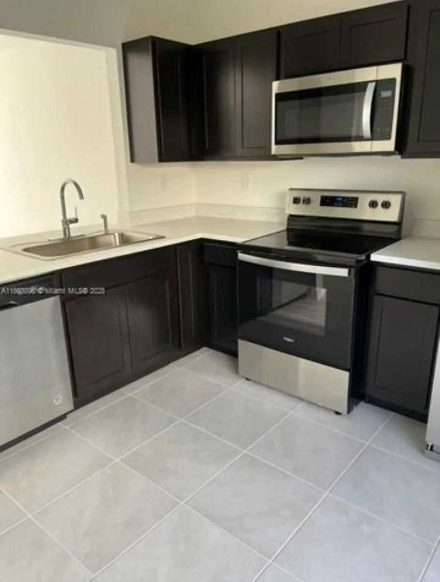 Building Photo - 556 NE 4th St #2