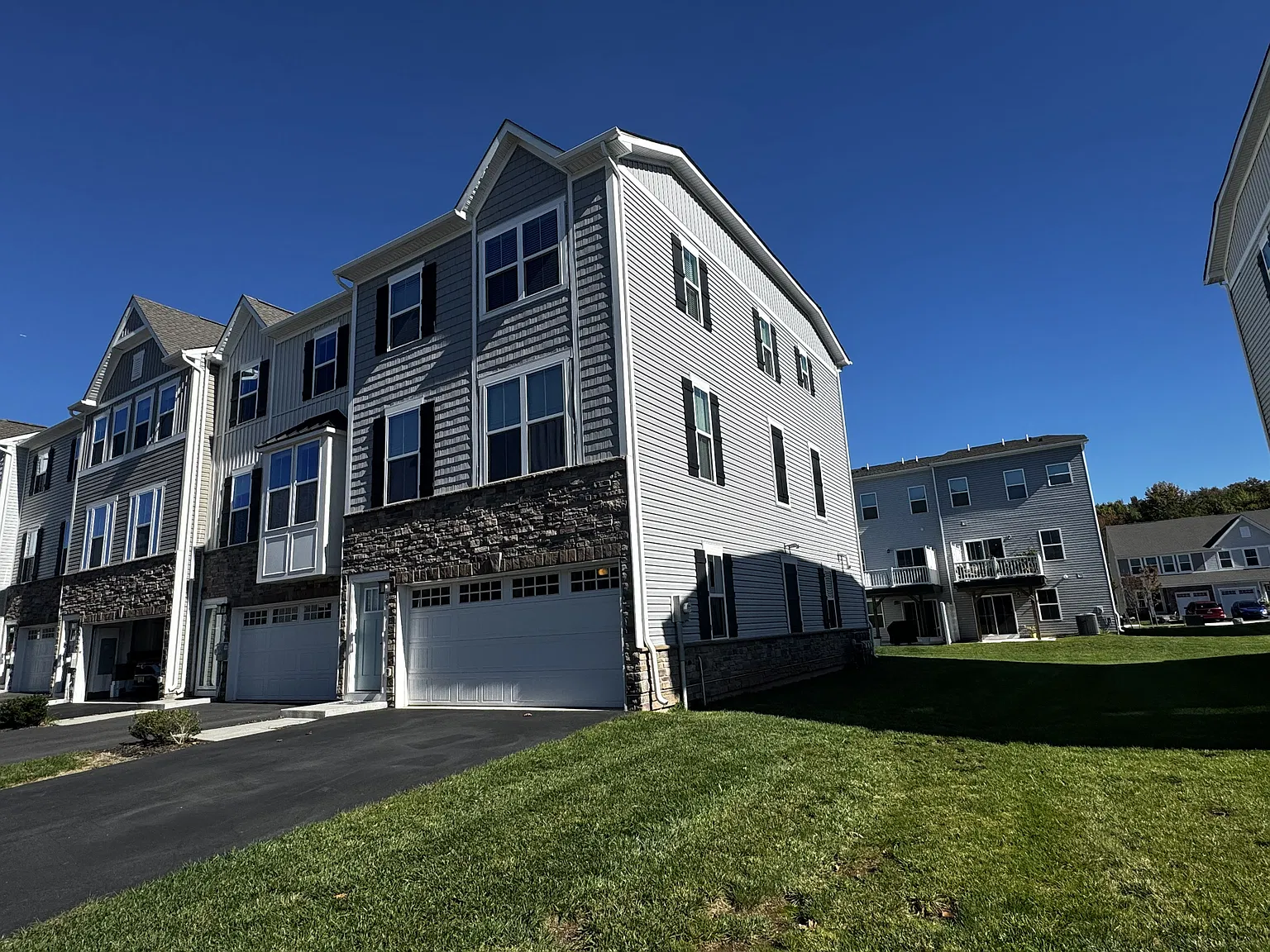 4 bed, 3.5 bath, 2400 sqft, $4,200 — Photo 2