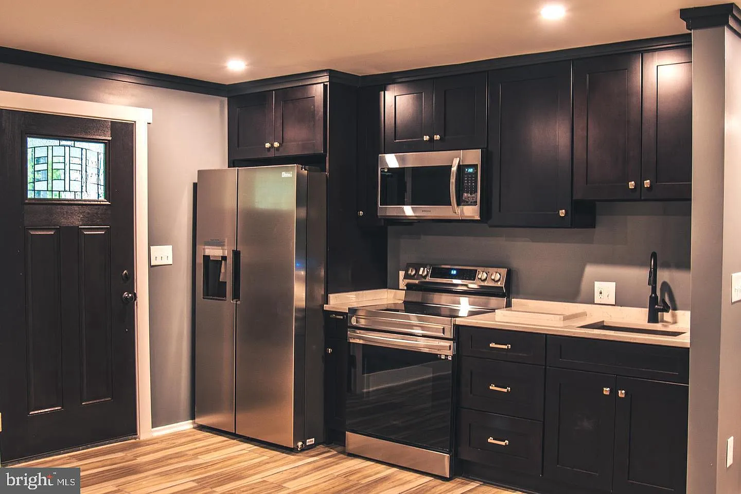 3 bed, 936 sqft, $1,825 — Photo 2
