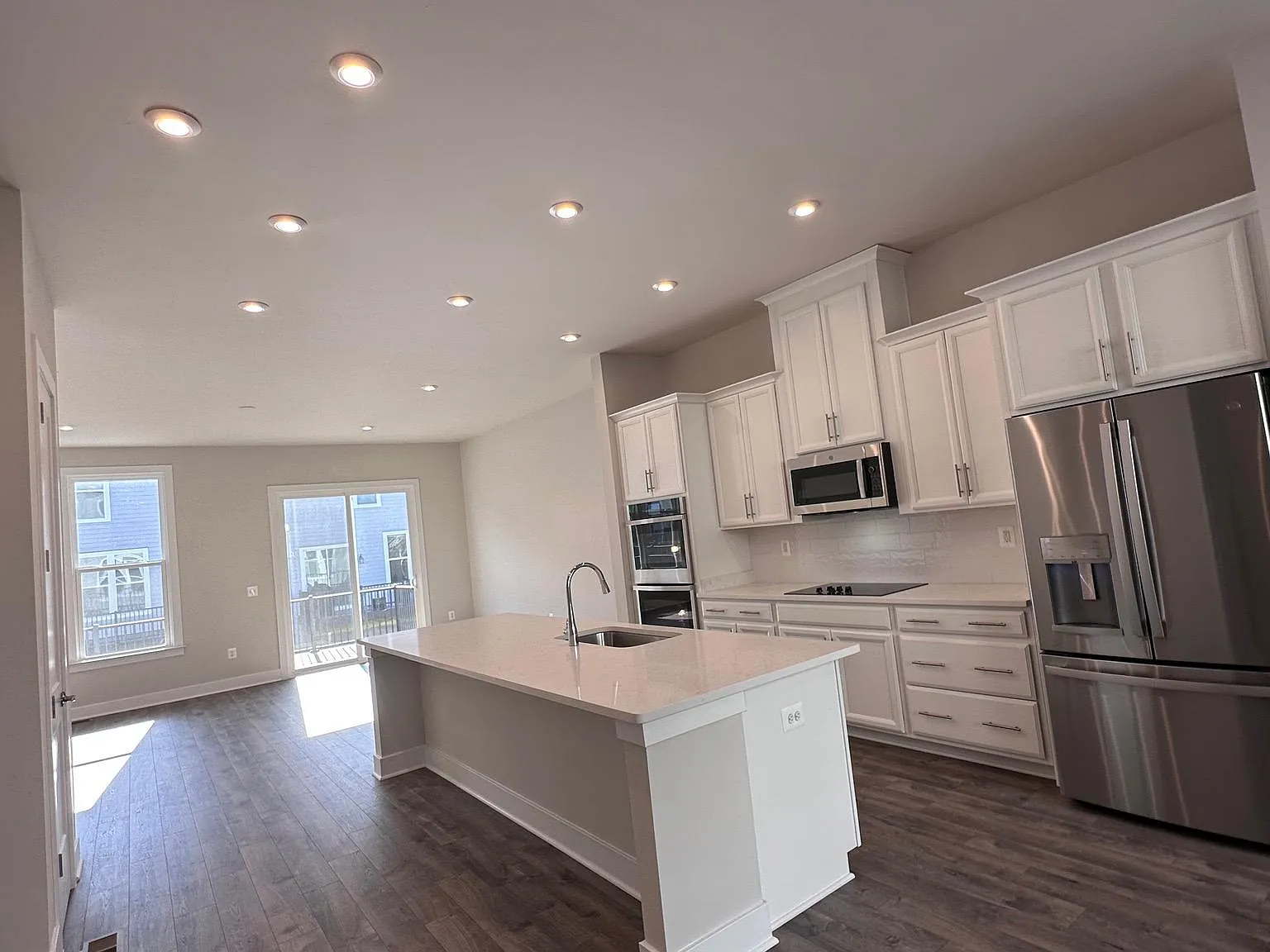 3 bed, 2.5 bath, 2160 sqft, $4,300 — Photo 3