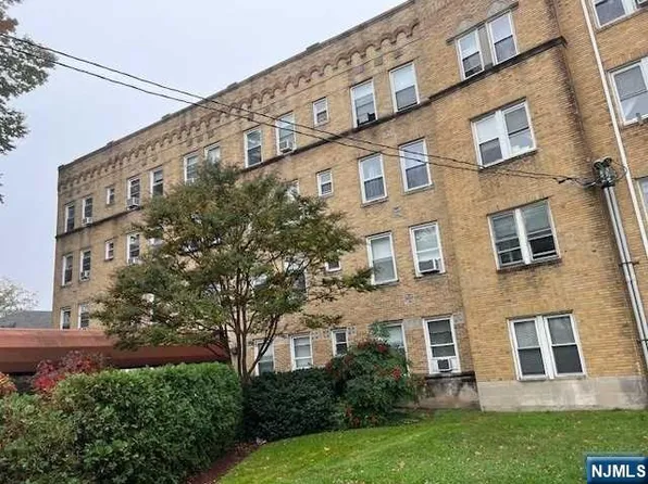 218 Broad Ave APT 3C, Leonia, NJ 07605
