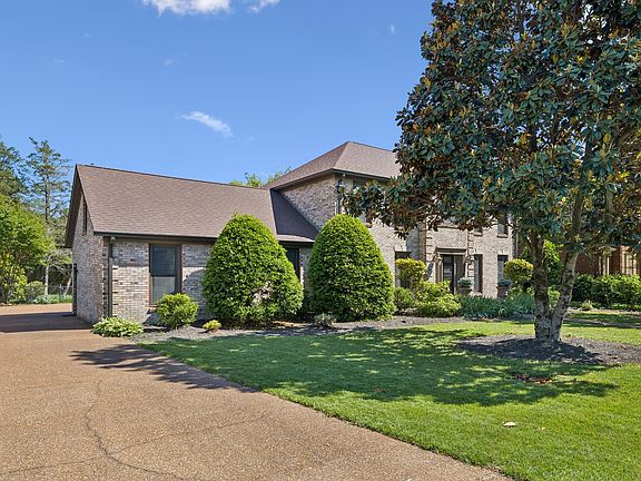 2nd image of 806 Greenbrier Dr