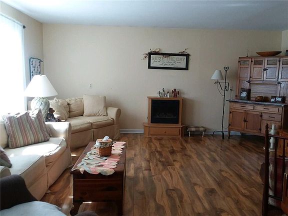 2nd image of 23 Holiday Ln