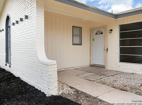 2nd image of 1715 Oxhill Dr