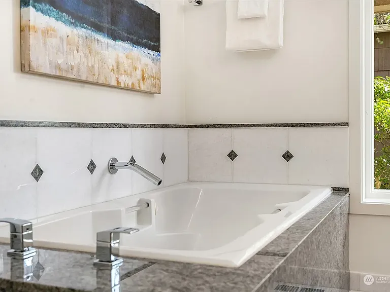 9039 NE Juanita Dr #101 — Photo 11