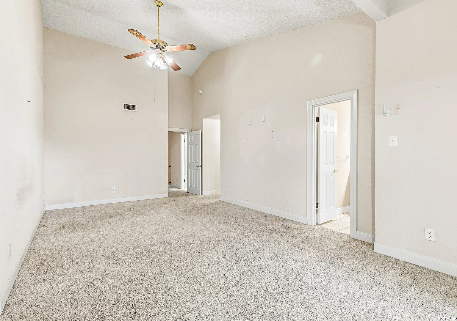 3 bed, 2.0 bath, 2556 sqft, $2,100 — Photo 4