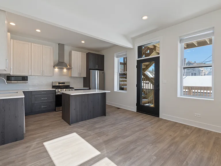 2833 N Whipple St #1R — Photo 3