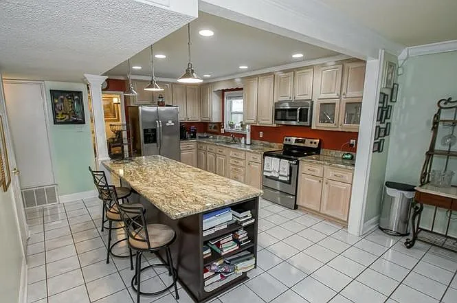 4 bed, 2.5 bath, 2720 sqft, $2,950 — Photo 2