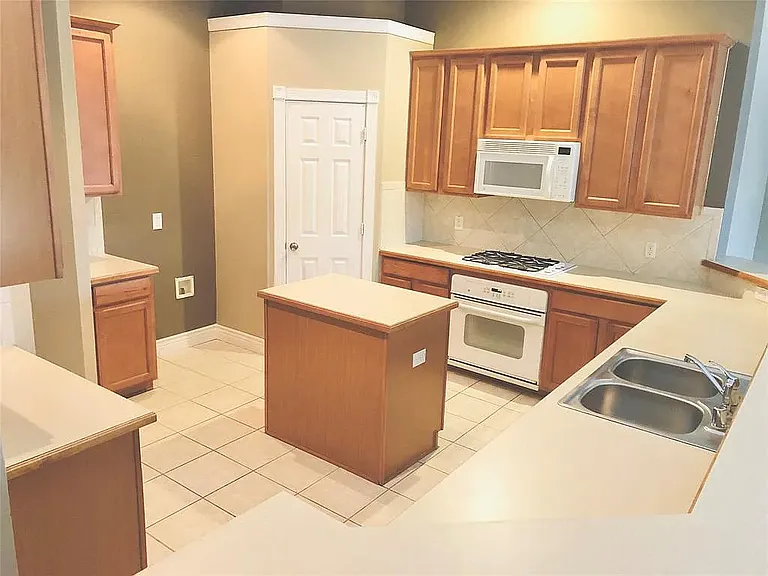 13221 Bavarian Dr — Photo 5