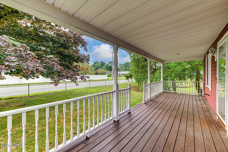 4th image of 221 Schoolhouse Road