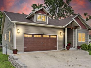 202 Twin Island Dr, Blue Eye, MO 65611