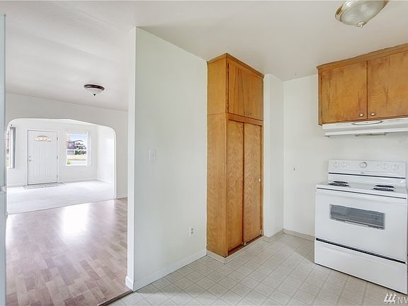 5th image of 2325 58th Ave NE
