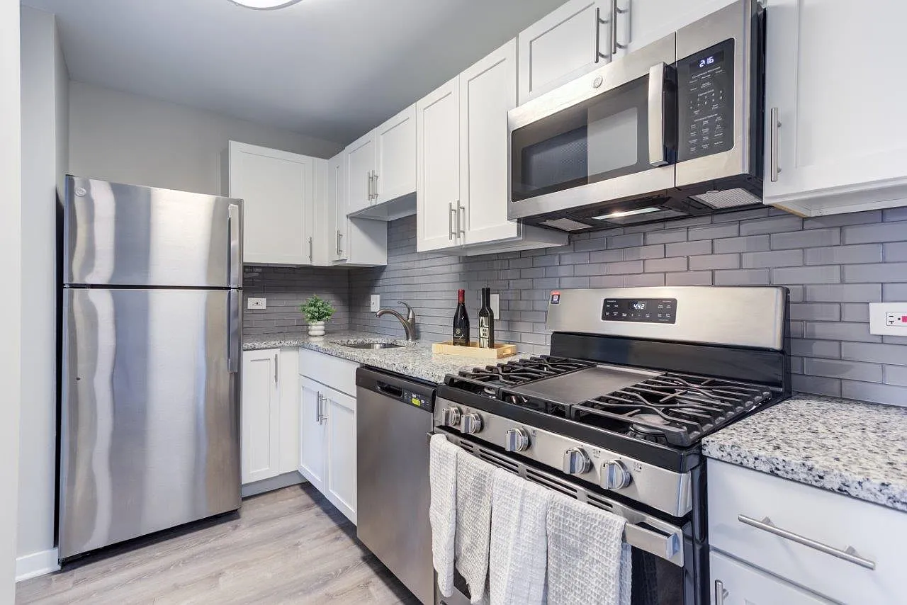 Windsor Lakes Apartment Homes — Photo 2
