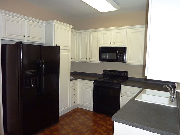 4th image of 215 Dartmoor Dr