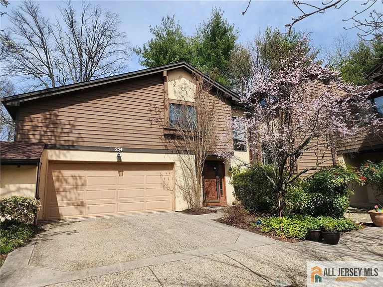 254 Sayre Dr — Photo 1