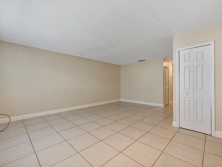 Royal Oak Condominiums — Photo 6
