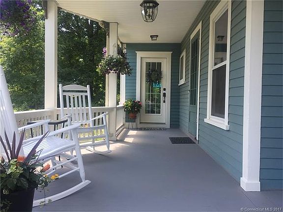 Inviting porch to front ent...