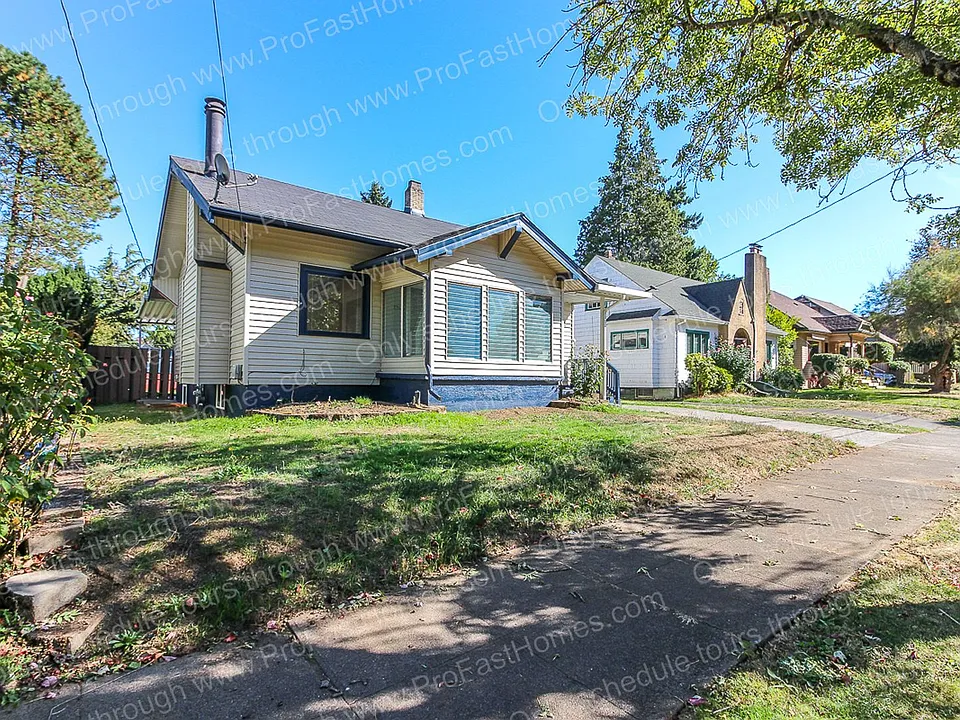 7566 N Fowler Ave