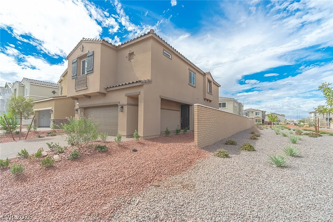 4 bed, 2.5 bath, 2001 sqft, $2,400 — Photo 3