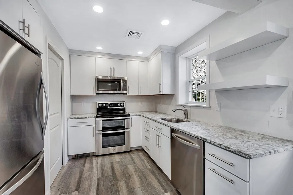 2 bed, 1.5 bath, 1100 sqft, $3,500 — Photo 2