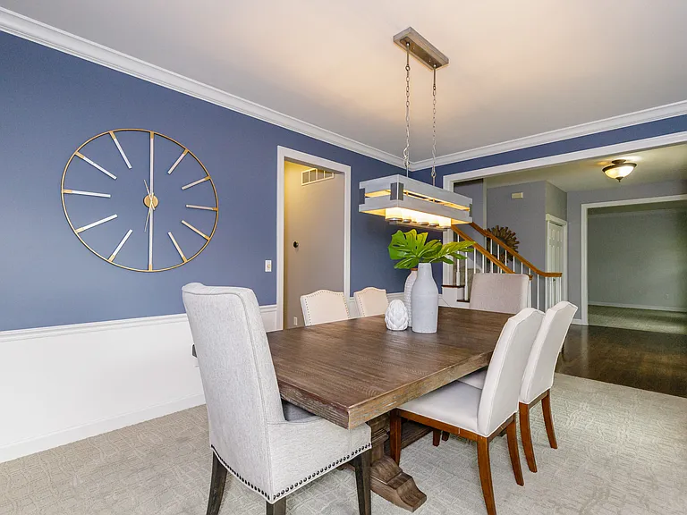 120 Roehampton Ln — Photo 37