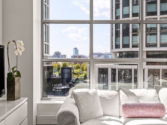 5th image of 360 Newbury St Unit 402