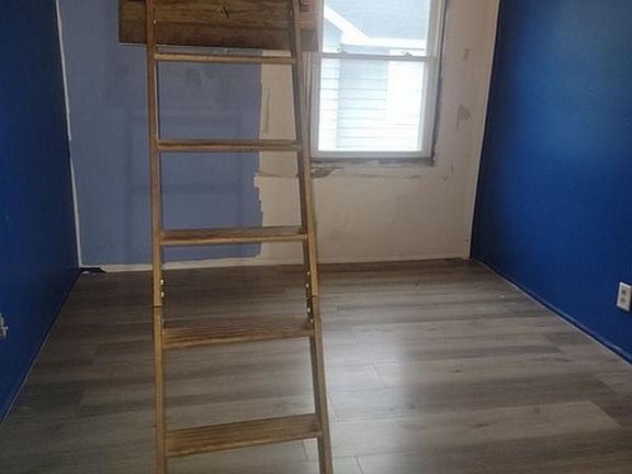 4th image of 729 Kendrick St
