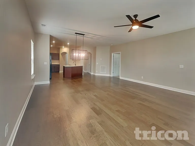 1013 Wickshire Dr — Photo 2