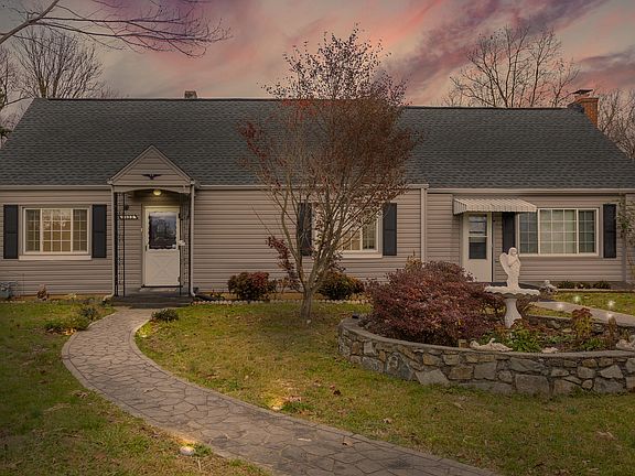 3rd image of 1833 Woodlawn Ave