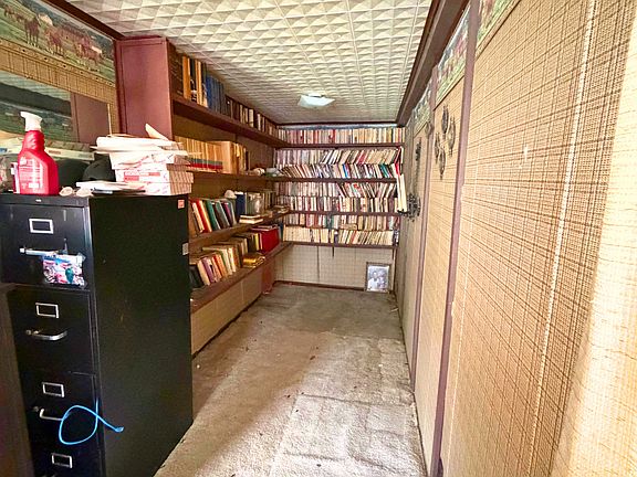 4th image of 104 E Main St
