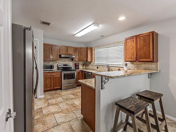 5th image of 338 Baptiste Cir
