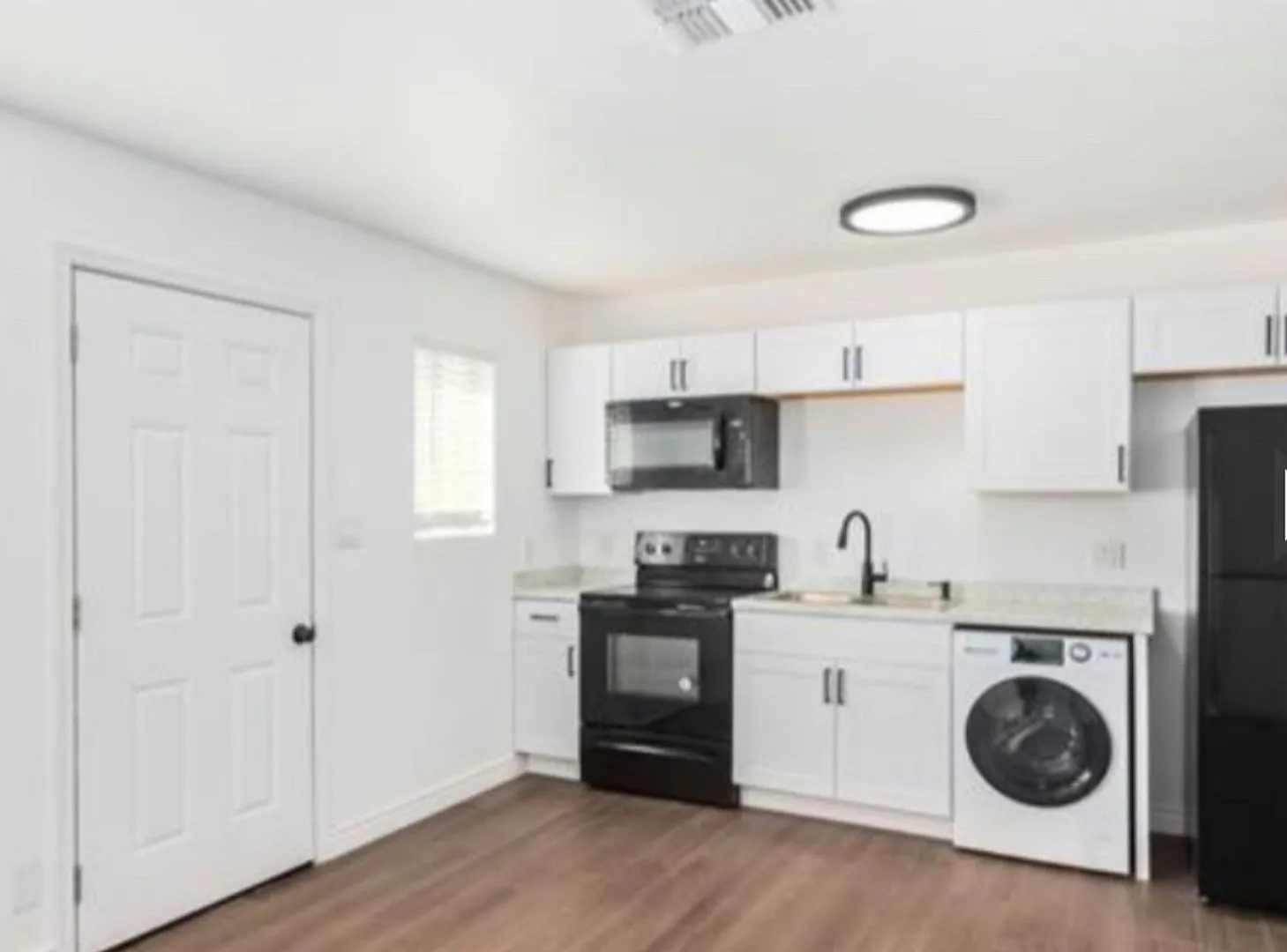 1 Bedroom Unit In Prime Phoenix Location — Photo 3